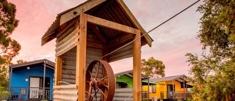 Façade de lâhĂ©bergement â soirĂ©e/nuit