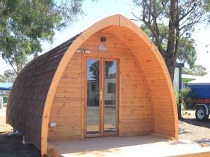 Glamping Pod with Ensuite | Iron/ironing board, cots/infant beds, free WiFi, bed sheets - BIG4 Bendigo Park Lane Holiday Park (Junortoun)