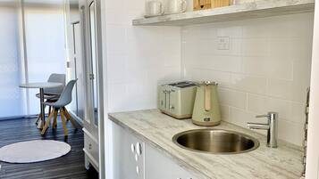 Habitación ejecutiva | Cocina privada | Refrigerador, cafetera y tetera y tetera eléctrica