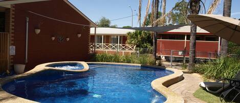 Piscine extérieure, chaises longues