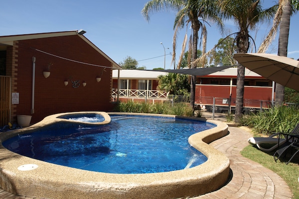 Hồ bơi ngoài trời, ghế dài tắm nắng