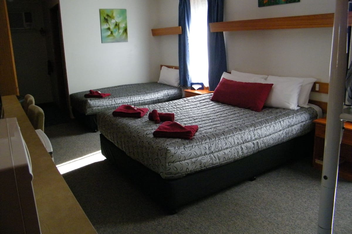 Family Room | Desk, iron/ironing board, WiFi (free), bed sheets