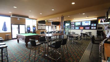 2 Bars/Lounges