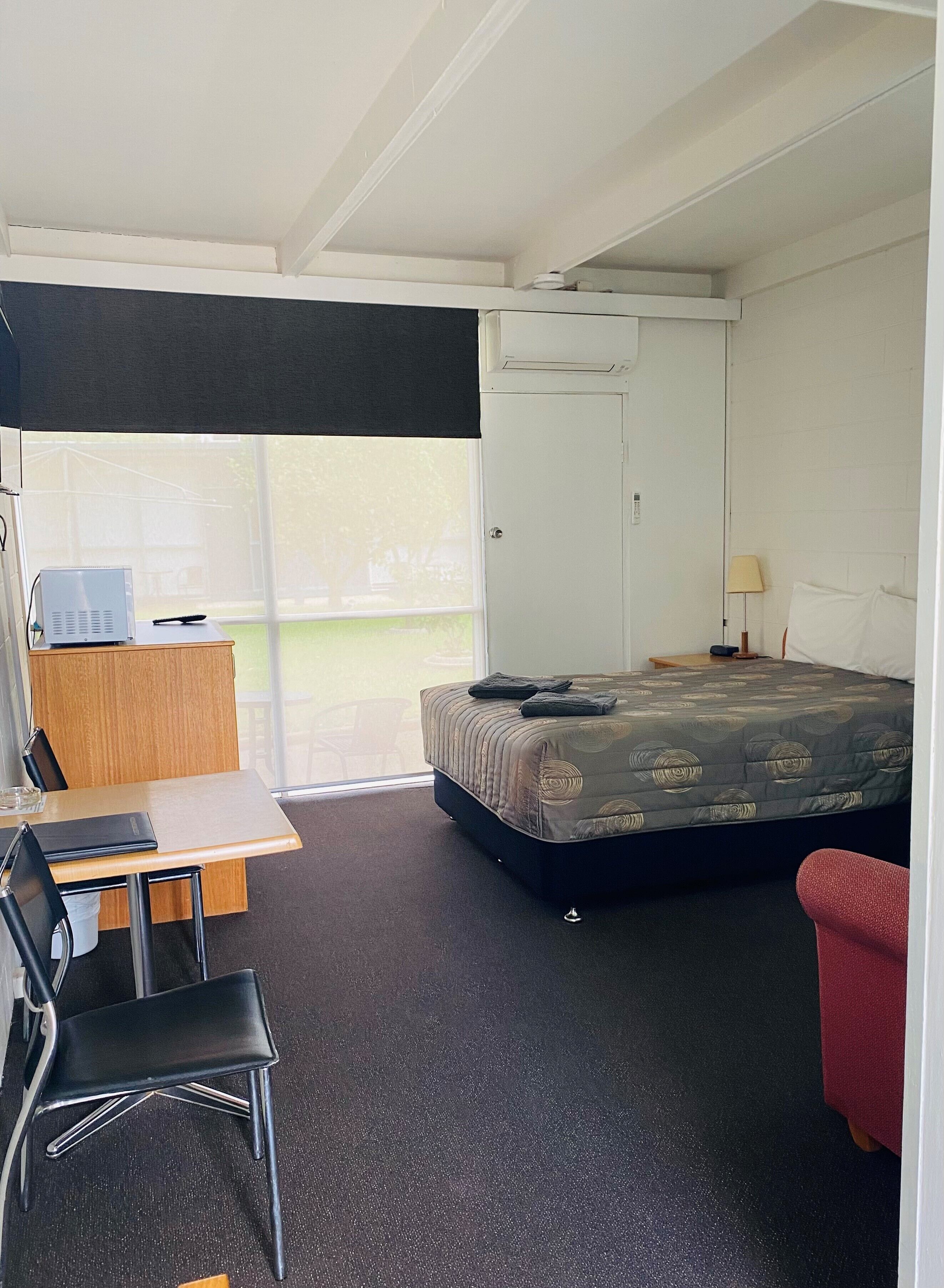 double room, 1 queen bed | free wifi, bed sheets