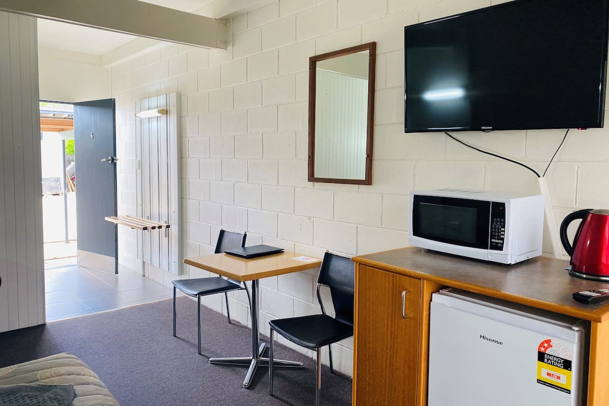 double room, 1 queen bed | free wifi, bed sheets