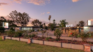 A motel with a sign reading "Motel" and "Rose City Motor Inn" in the foreground. - Rose City Motor Inn (Benalla)