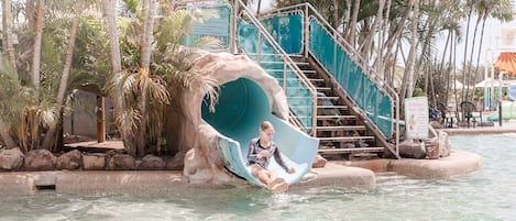 Piscine extérieure, parasols de plage, chaises longues