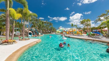 Udendørs pool, åben fra kl. 07.00 til kl. 21.30, parasoller, liggestole