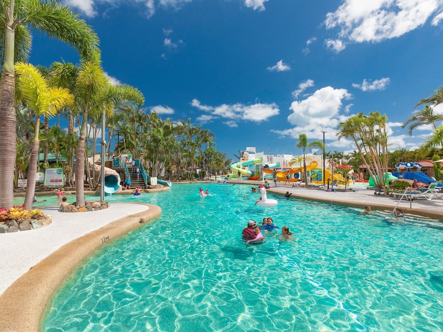 Una piscina al aire libre (de 07:00 a 21:30), sombrillas, tumbonas