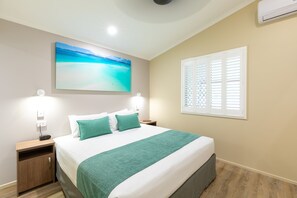 Lägenhet - flera sängar - utsikt mot trädgården | Mörkläggningsgardiner, strykjärn/strykbräda och gratis barnsängar