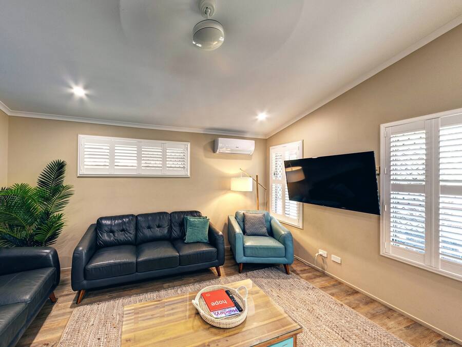 Premium-Ferienhaus, 2 Schlafzimmer, zum Garten hin | Wohnbereich | 55-Zoll-Fernseher mit Digitalempfang, DVD-Player
