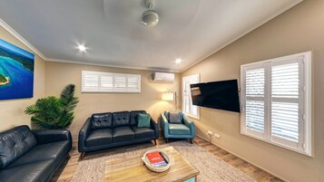 Casa de campo premium, 2 quartos, no jardim | Área de estar | TV 55 polegadas com canais digitais, DVD player