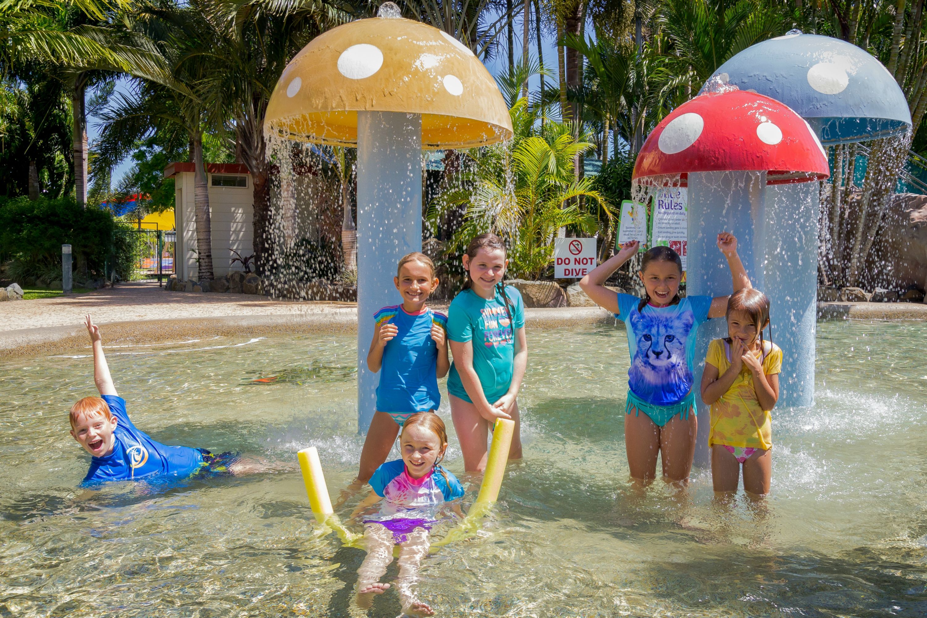 Ein Wasserspielbereich mit Kindern und Erwachsenen.