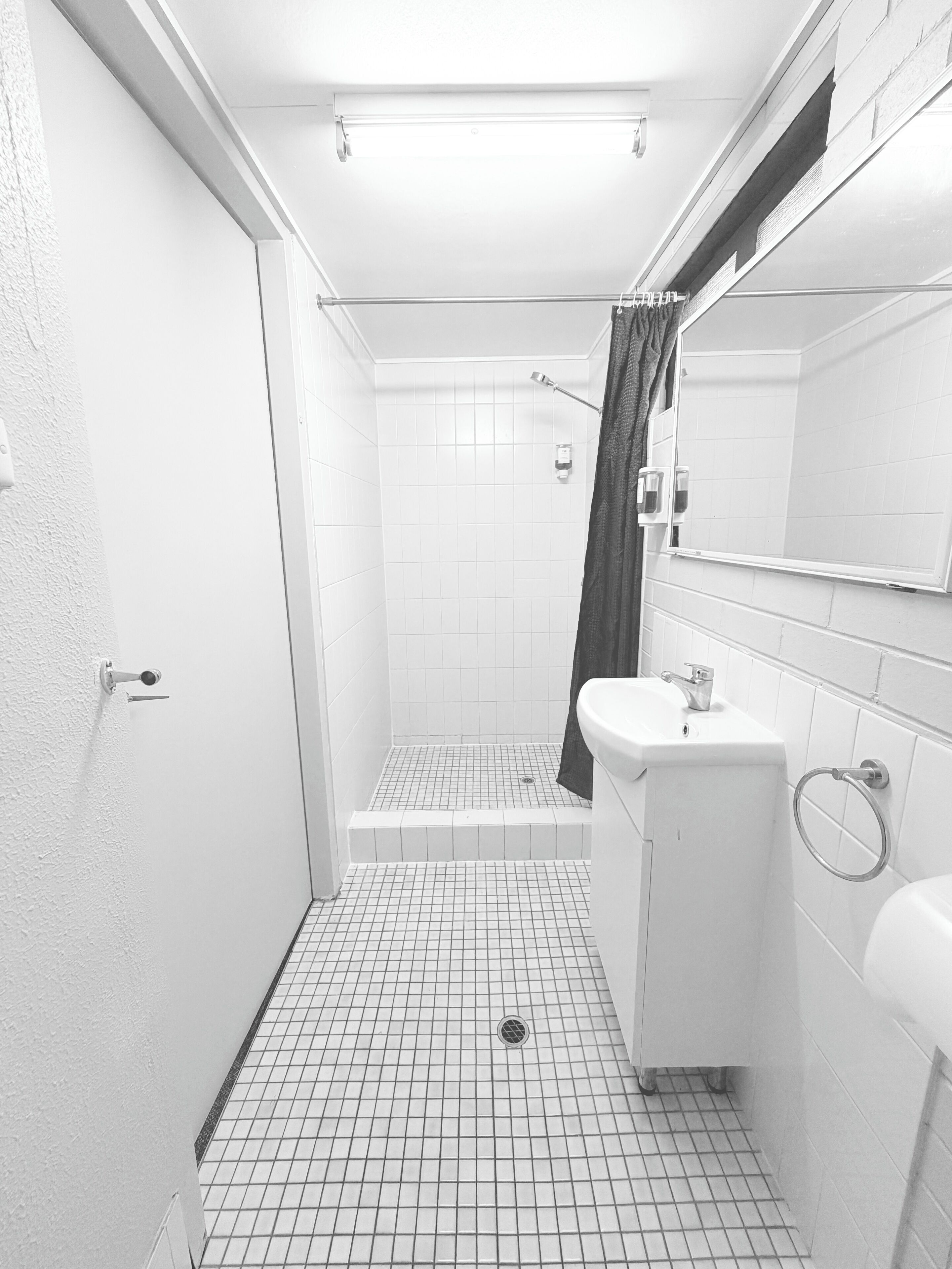 Ducha, artículos de tocador gratuitos, secador de pelo, toallas