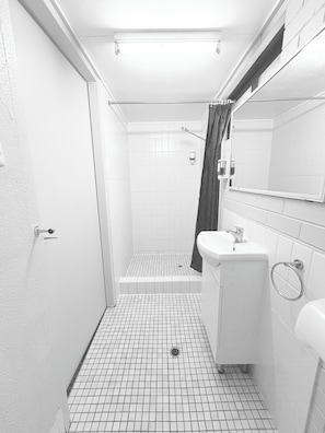 Ducha, artículos de tocador gratuitos, secador de pelo, toallas