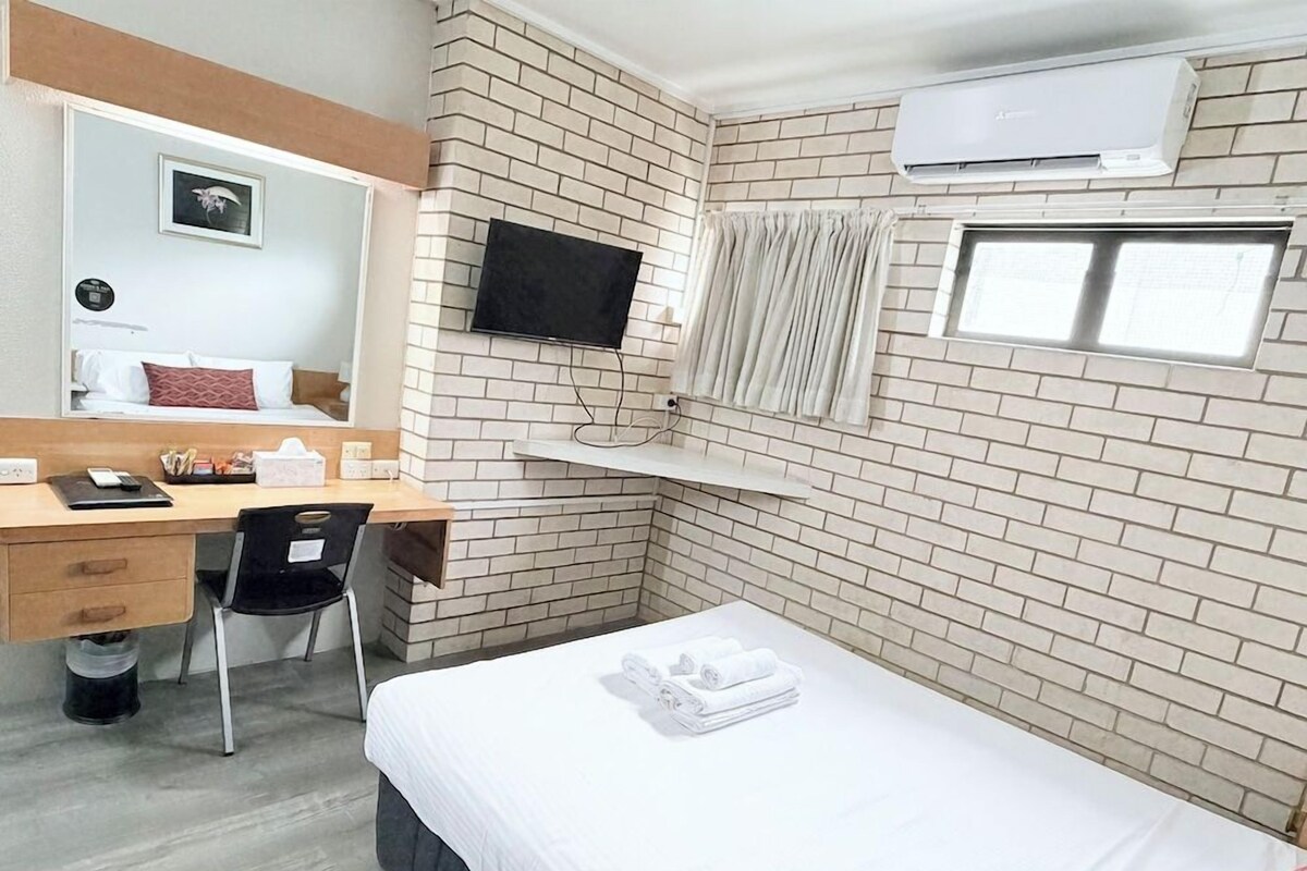 Desk, laptop workspace, iron/ironing board, WiFi (free)
