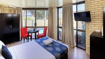 Habitación básica doble, 1 cama de matrimonio, no fumadores | Escritorio y espacio para trabajar con un portátil