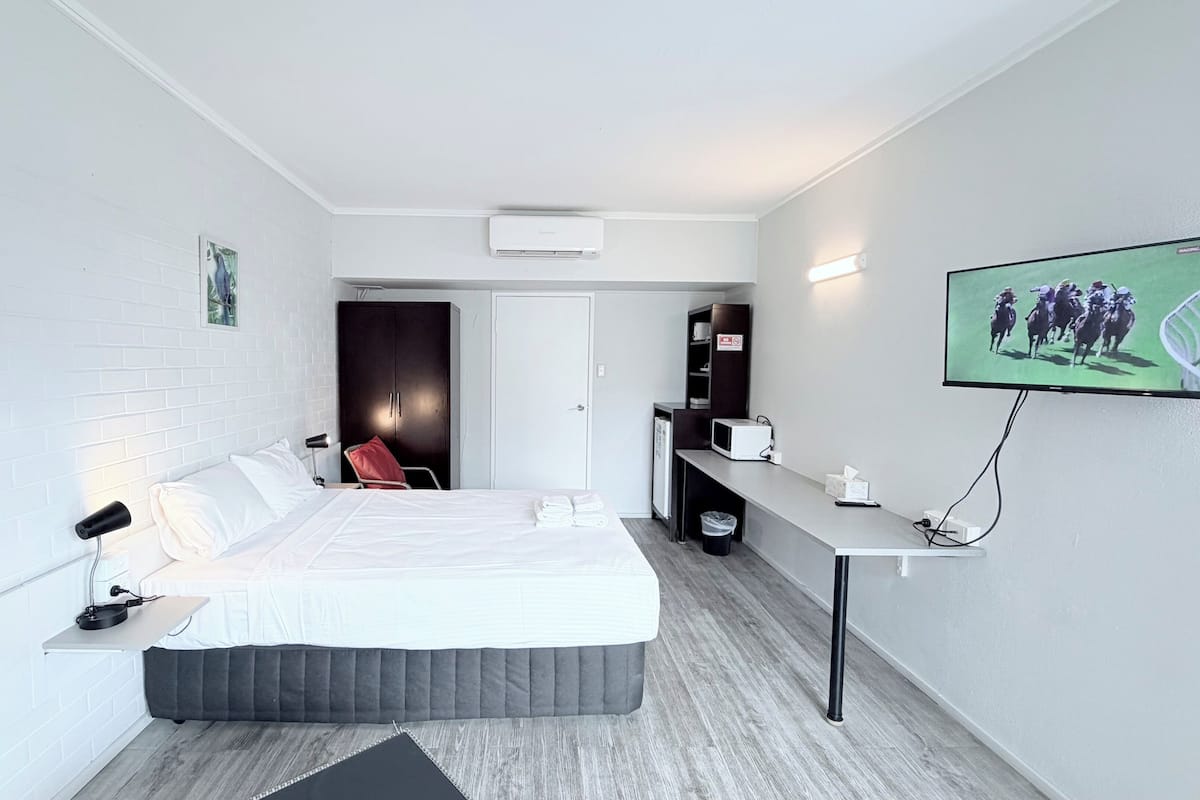 Escritorio y espacio para trabajar con laptop