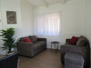 Deluxe Cottage | Living room