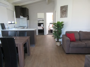 Deluxe Cottage | Living area | 40-inch flat-screen TV with digital channels, TV, table tennis - Tasman Holiday Parks – Merimbula (Merimbula)