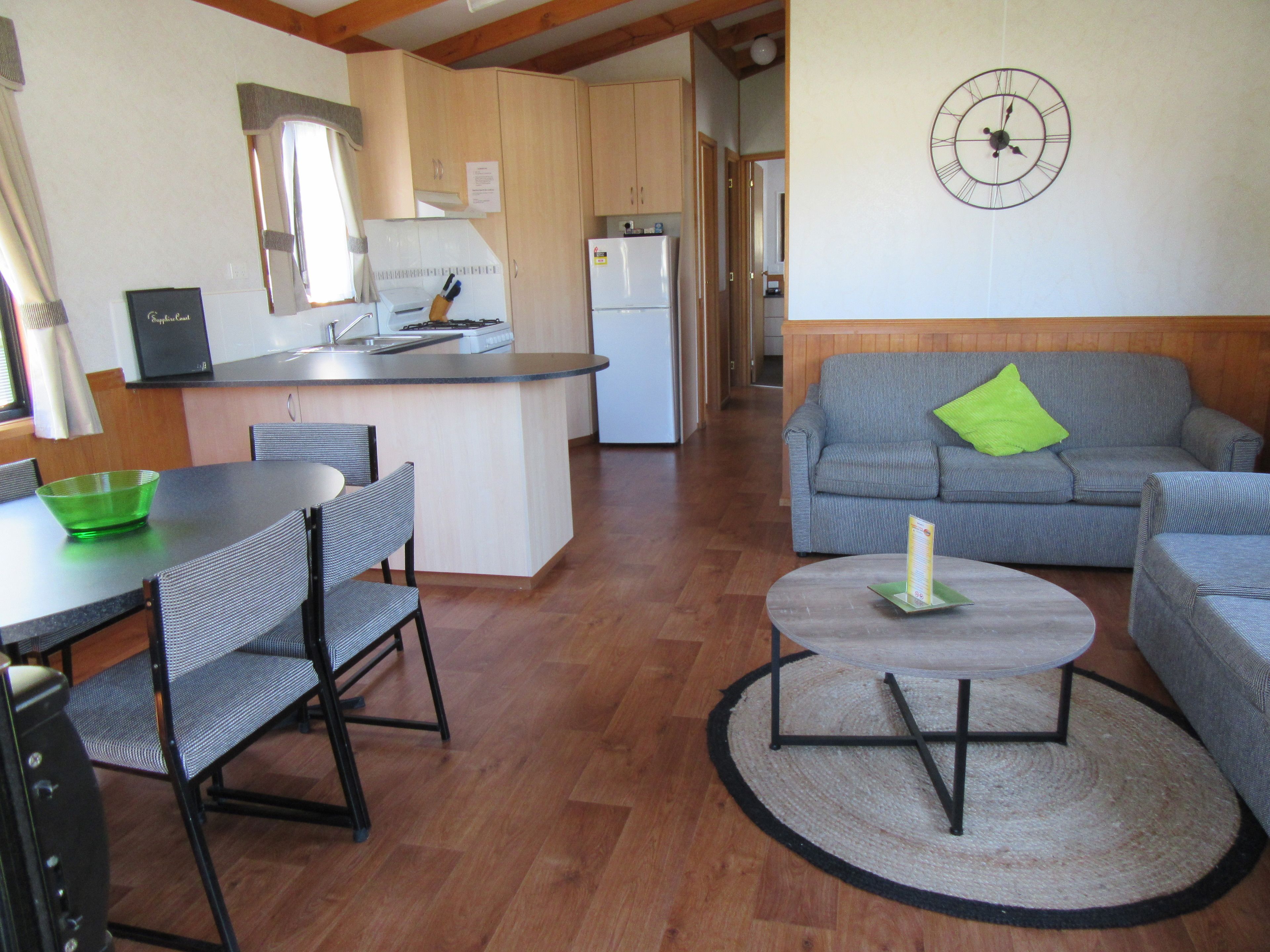 Un espacio habitable compacto con cocina, comedor y sofá.
