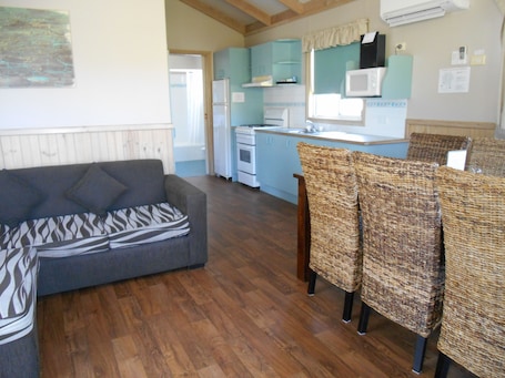 Polynesian Cabin | Living area | 40-inch flat-screen TV with digital channels, TV, table tennis