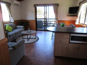 Bungalow Deluxe, 2 chambres, non-fumeur, cuisine (Deluxe Bungalow) | Coin séjour