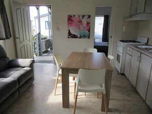 標準平房, 2 間臥室, 非吸煙房, 廚房 (Two Bedroom Cottage) | 起居區 | 40-吋平面電視、數位頻道、電視、乒乓球