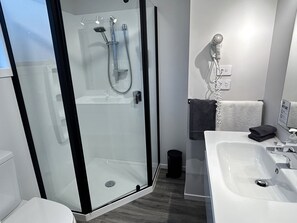 Apartment, 2 Schlafzimmer | Badezimmer