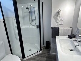 Apartamento, 2 habitaciones | Baño | Secador de pelo y toallas