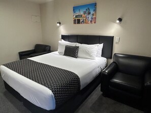 Studio King | Iron/ironing board, free WiFi, bed sheets - Shelby Motor Lodge (Invercargill)