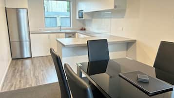 Refrigerador, microondas, placa de cocina, cafetera/tetera