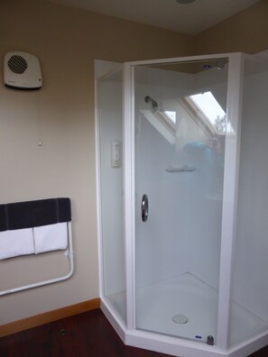 Studio King | Bathroom - Shelby Motor Lodge (Invercargill)