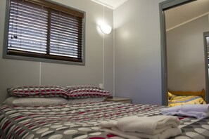 Standaard kamer, niet-roken, keuken (1 BR Ensuite Cabins) | Een strijkplank/strijkijzer, gratis wifi, beddengoed
