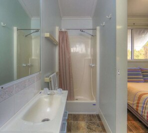 Shower, hair dryer, towels - BIG4 Warwick Holiday Park (Warwick)