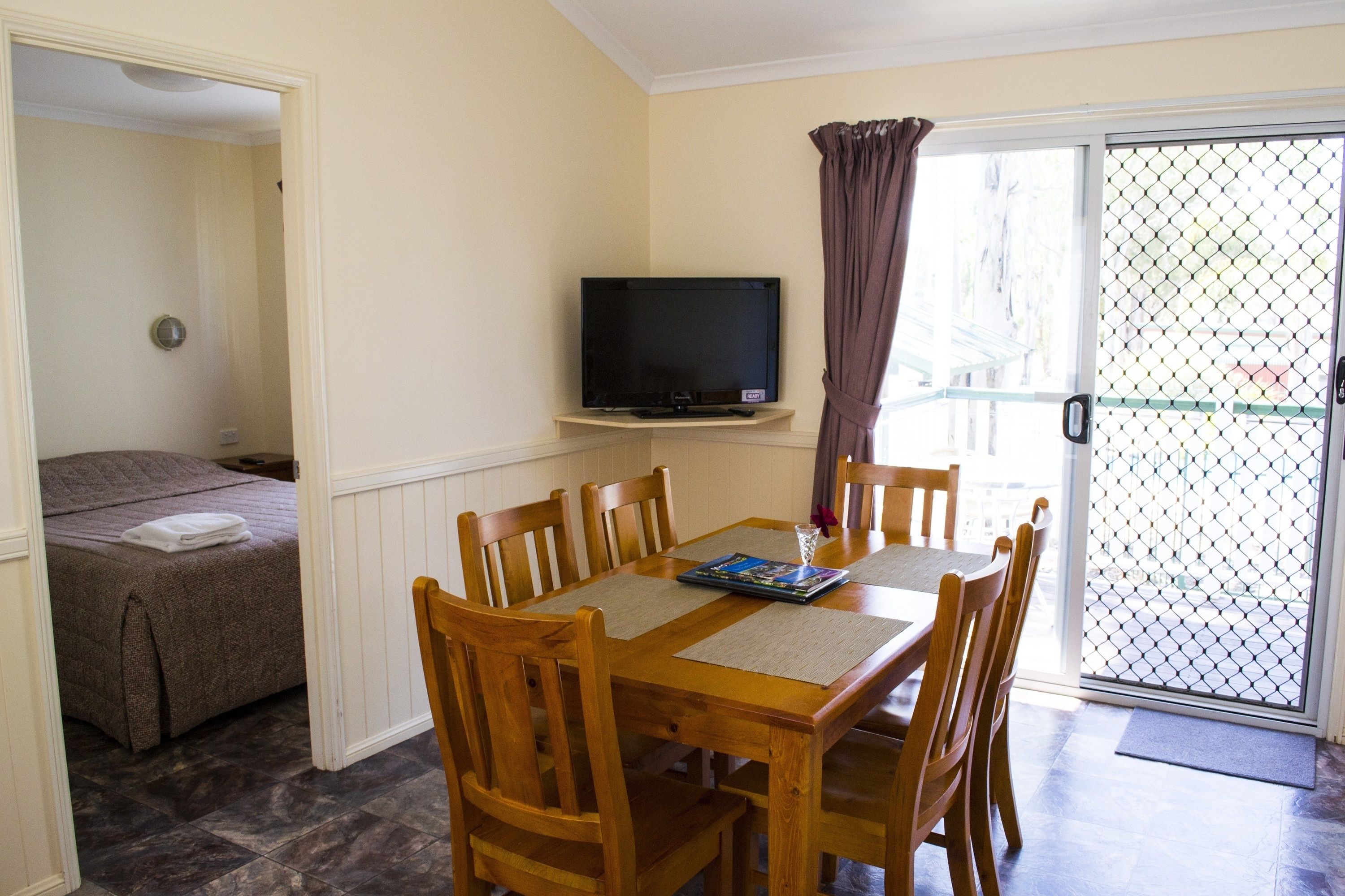 Holiday Units | In-room dining