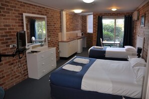 Easy Access Studio | Soundproofing, iron/ironing board, free WiFi, bed sheets