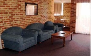 2 Bedroom Apartment with Kitchen | Soundproofing, iron/ironing board, free WiFi, bed sheets - Lake Haven Motor Inn & Palms Restaurant (Gorokan)