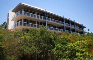 Un immeuble à plusieurs étages doté de balcons et de grandes fenêtres.