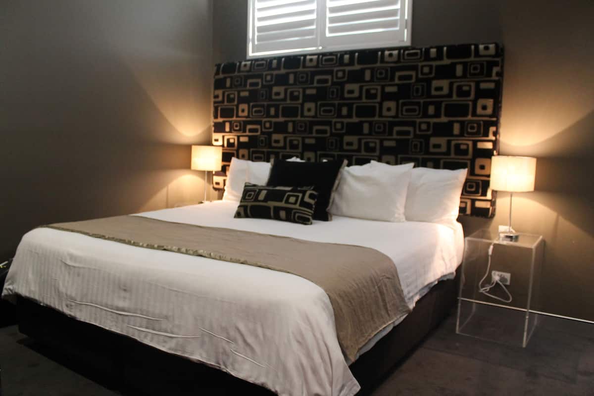 Standard Room (Room 6) | Desk, soundproofing, iron/ironing board, WiFi (free)
