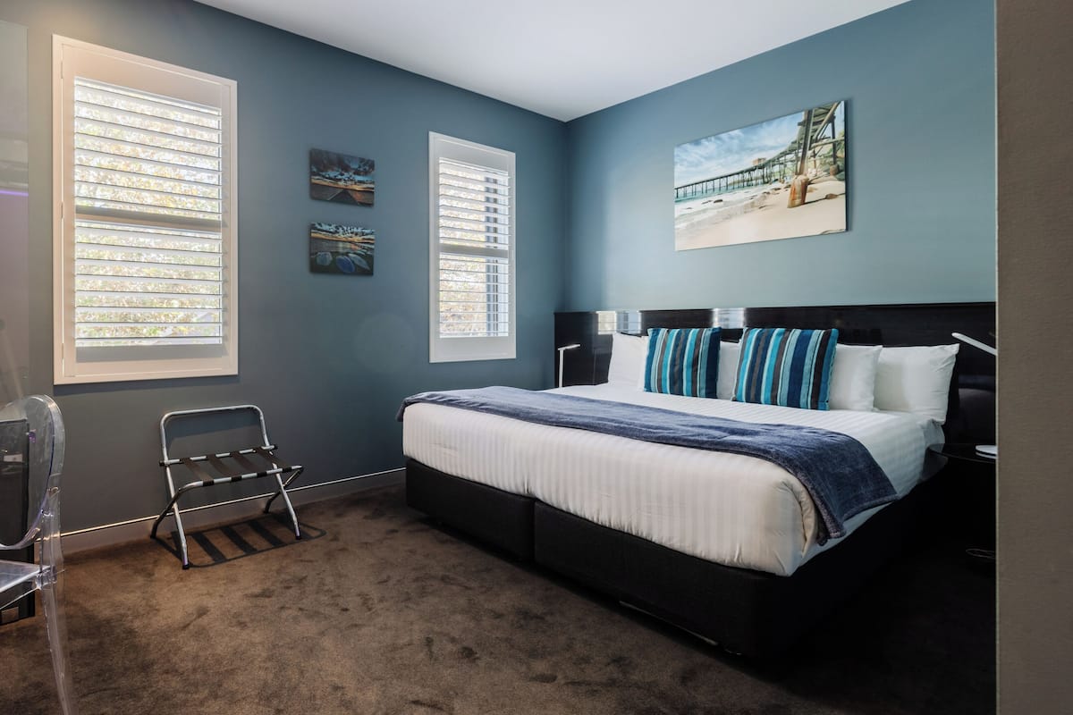 Standard Room, 1 King Bed (Room 3) | Desk, soundproofing, iron/ironing board, WiFi (free)