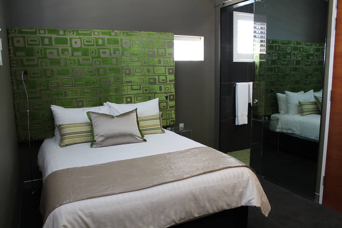 Standard Room, 1 Queen Bed (Room 4) | Desk, soundproofing, iron/ironing board, WiFi (free)