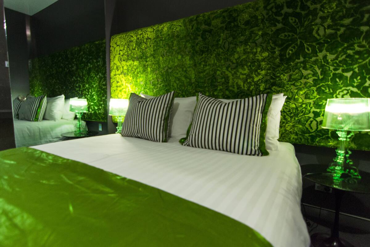 standard room, 1 queen bed (room 9) | desk, soundproofing, iron/ironing board, free wifi