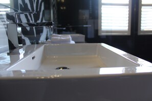 Standard Room, 1 King Bed (Room 1) | Bathroom - Junction Hotel (The Junction)