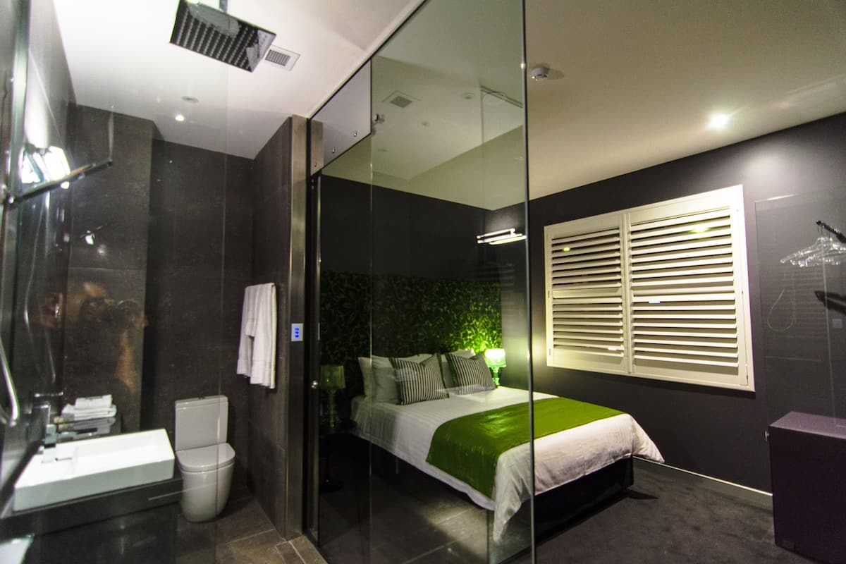 standard room, 1 queen bed (room 9) | desk, soundproofing, iron/ironing board, free wifi