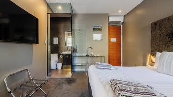 Desk, soundproofing, iron/ironing board, free WiFi