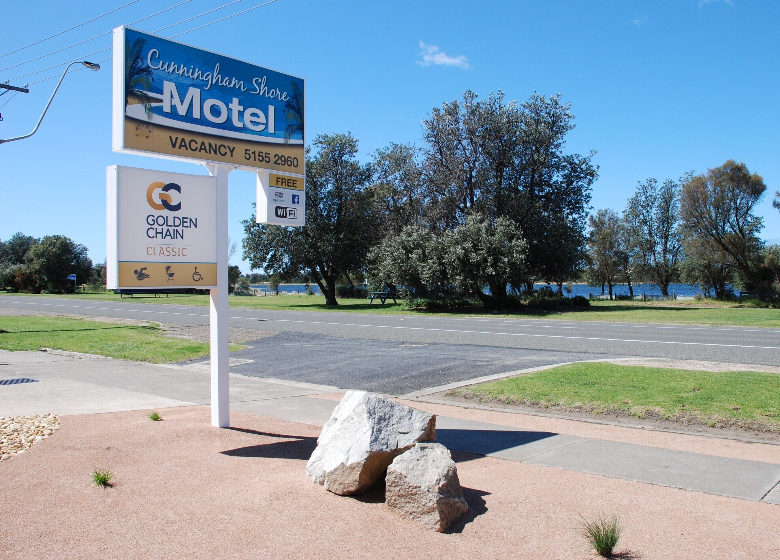Une enseigne de motel indiquant qu’il y a des chambres disponibles et mentionnant les commodités offertes, comme le Wi-Fi et le stationnement gratuit.