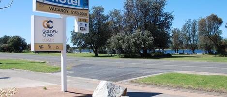 Une enseigne de motel indiquant qu’il y a des chambres disponibles et mentionnant les commodités offertes, comme le Wi-Fi et le stationnement gratuit.