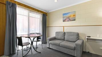 Deluxe Suite, 1 Queen Bed, Non Smoking (Deluxe Queen) | Living area