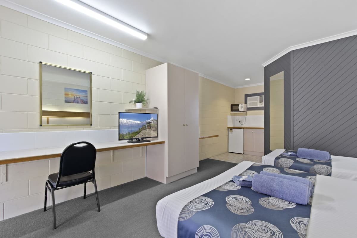 Standaard suite, meerdere bedden, niet-roken (Twin room) | 1 slaapkamer, een minibar, individueel gemeubileerd, een bureau
